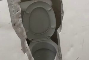 В Анапе мальчишки разгромили туалет новой школы