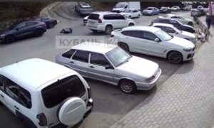 В Сочи водитель Lexus сбил 10-летнего мальчика на самокате