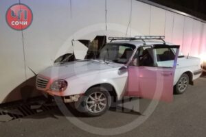 В Сочи водителю стало плохо за рулем, он врезался в стену и умер