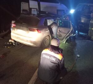 Две девушки оказались зажаты в авто после жесткого ДТП