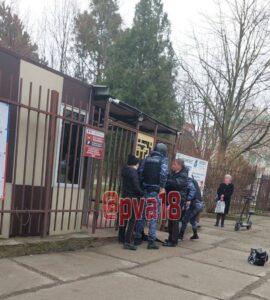 Росгвардейцы задержали пьяного неадеквата около школы в Анапе