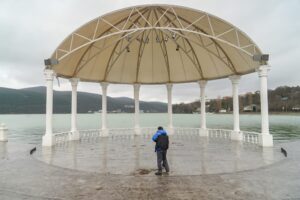 Озеро Абрау под Новороссийском вышло из берегов и накрыло набережную