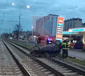 Момент вылета авто на рельсы в Краснодаре запечатлели камеры видеонаблюдения