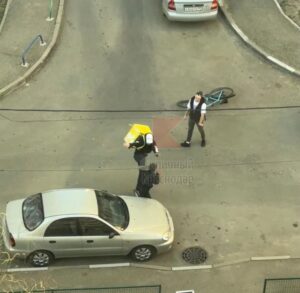 Драка курьера с прохожим попала на видео в Краснодаре