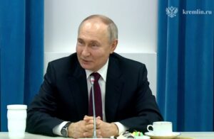 «Стараюсь не говорить об этом»: Путин заявил, что не пьет крепкий алкоголь