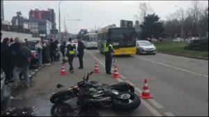 Мотоциклист скончался в скорой после аварии с иномаркой в Краснодаре