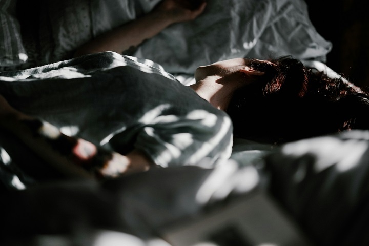 annie-spratt-MtBsjmC4RT0-unsplash.jpg Женщина спит в спальне