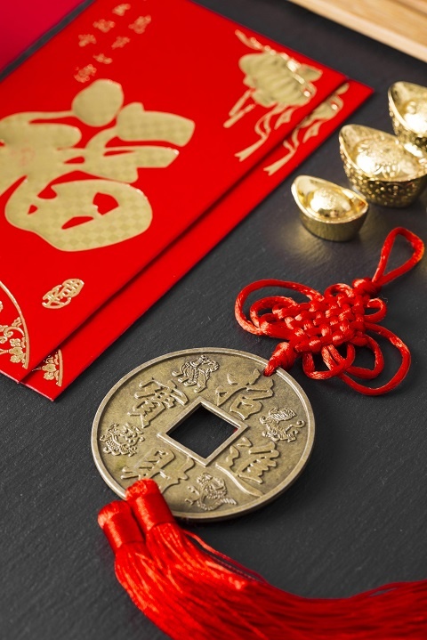 beautiful-chinese-new-year-concept.jpg Китайские монетки на красном шнурке