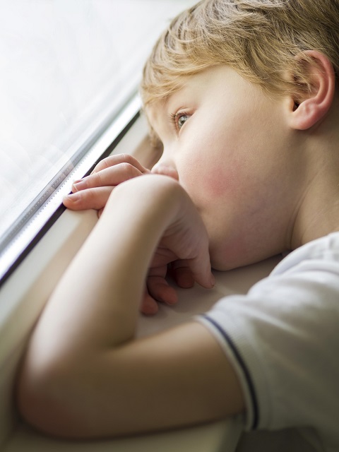 beautiful-little-boy-looking-window.jpg Мальчик грустит у окна