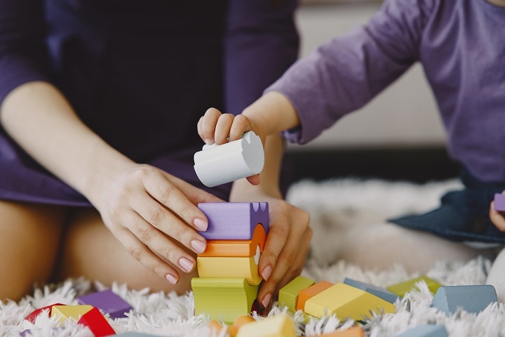 cheerful-mom-playing-laughing-with-little-kid-daughter.jpg Мама играет с маленьким ребенком в деревянный конструктор