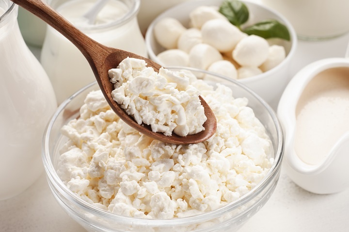 delicious-close-up-dairy-product-with-spoon.jpg Рассыпчатый творог стоит на столе в чашке