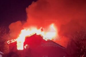 На окраине Краснодара тушили частный дом с мансардой