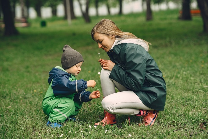 funny-kid-rain-boots-playing-rain-park.jpg Мама гуляет с ребенком в парке
