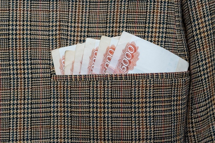 _GEN0186.jpg Пятитысячные купюры в нагрудном кармане пиджака