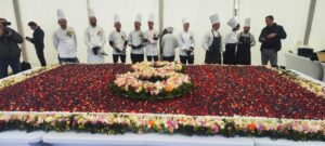 Четырехметровый ягодный торт стоимостью 1 млн рублей испекли в Сочи