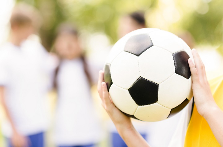 little-girl-holding-football-close-up.jpg Ребенок держит в руках футбольный мяч