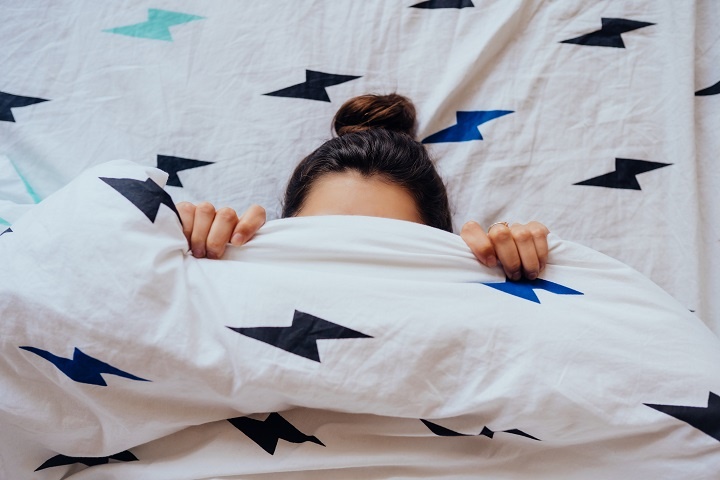 lovely-young-woman-lies-bed-covered-with-blanket.jpg Молодая женщина лежит, натянув одеяло на голову
