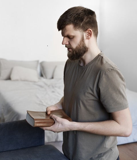 medium-shot-young-man-holding-bible.jpg Молодой человек держит в руках библию