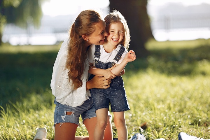 mother-with-daughter-playing-summer-park.jpg Мама играет с дочкой в парке летом