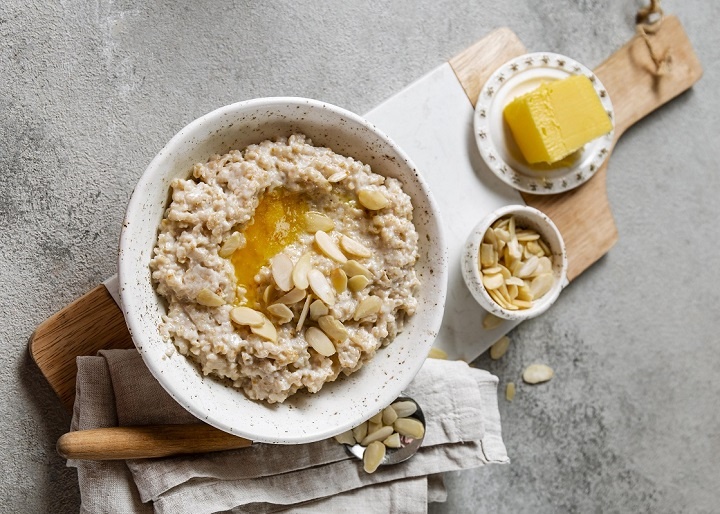 nutritious-breakfast-meal-arrangement.jpg Ячневая каша в тарелке на сервированном столе