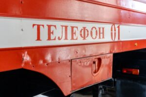 Огонь охватил 350 «квадратов» крыши многоэтажки в Темрюкском районе