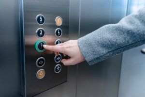 Жителей Краснодара попросили по возможности не пользоваться лифтами 7 марта