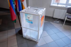 Пенсионерку из Сочи отправили под домашний арест за порчу урны для голосования