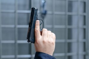 Подросток целился в автомобиль из пистолета в Анапе
