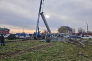 Огромный рекламный баннер впервые снесли в Краснодаре