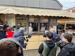 Ведущие программы «Повара на колесах» оценили чебуреки в Анапе
