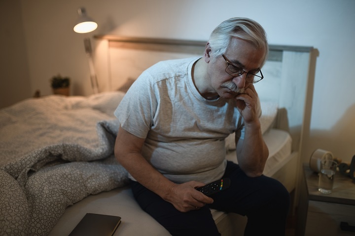 sleepless-mature-man-contemplating-while-sitting-ned-night.jpg Пожилой мужчина мучается бессонницей