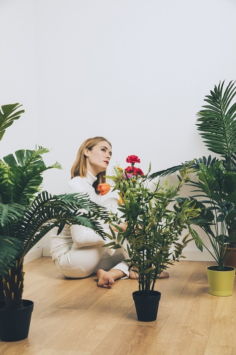 thoughtful-woman-sitting-floor-with-flowers-near-green-plants.jpg Девушка сидит на полу среди комнатных растений