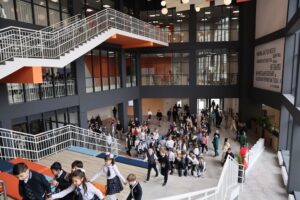 Современную школу с мини-театром и спорткомплексами открыли в Сочи