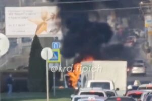 Легковой автомобиль загорелся на ходу в Краснодаре