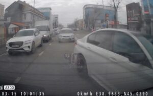 Перекрестилась и поехала: девушку на BMW наказали за катание по встречке в Краснодаре