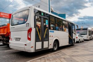 Разборки в транспорте: пассажирка автобуса ударила кондуктора по лицу в Новороссийске