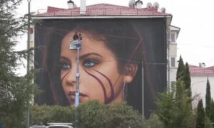 Итальянские художники создали мурал с Орнеллой Мути на доме в Сочи