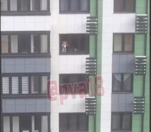 Мать держала за окном двухлетнего ребенка на вытянутых руках в Анапе