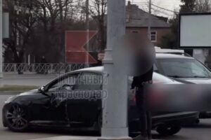 Дрифтер на Jaguar снес ограждение и едва не сбил женщину в Краснодаре