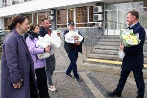 Многодетная семья из Краснодара получила в подарок коляску для тройняшек