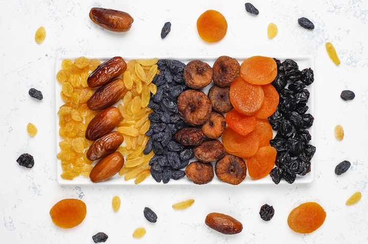 various-dried-fruits-dates-plums-raisins-figs.jpg Разные сухофрукты лежат на тарелке