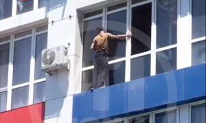 Слабоумие и отвага: в Сочи мужчина помыл окна на 20 этаже без страховки