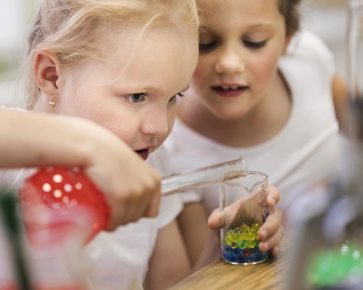 young-girls-doing-science-experiments.jpg Две девочки проводят научный опыт