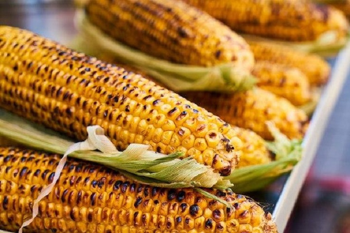 Запеченная на углях кукуруза