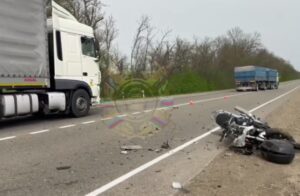 Мотоциклист влетел на кубанской трассе в трактор и погиб