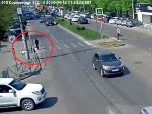 Стали известны подробности о причинах падения светофора на прохожую в Краснодаре