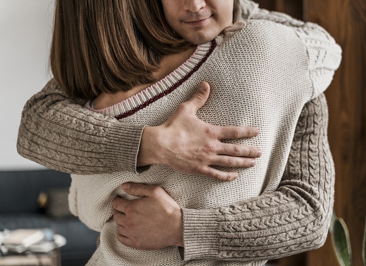 adult-woman-hugging-her-husband.jpg Женщина стоит в объятиях мужа
