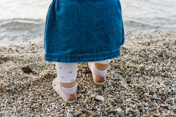 baby-beach-sands.jpg Маленький ребенок стоит на песке у берега