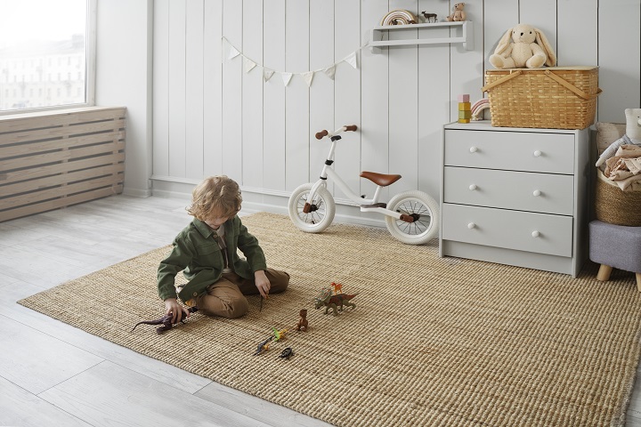 child-having-fun-during-playtime.jpg Маленький ребенок играет на джутовом ковре