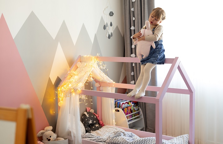 close-up-child-playing-her-room.jpg Маленькая девочка сидит с мягкой игрушкой на своей кровати